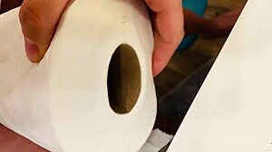Masturbazione con un tissue roll in un bagno