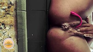 Duże tyłki i duże łechtaczki: publiczna sesja masturbacji z dojrzałą kobietą
