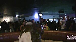 Gorące dziewczyny w bieliźnie jeżdżą na bykach w lokalnym barze