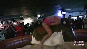 Calde ragazze in biancheria intima che cavalcano tori al bar locale