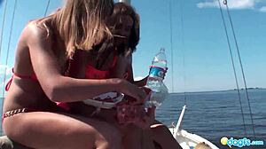 Anastasiya prend la barre d'un yacht rempli de lesbiennes russes