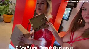 Twee blonde Franse meisjes worden in hun kontjes geneukt door vreemden in een wilde groepsseksorgie
