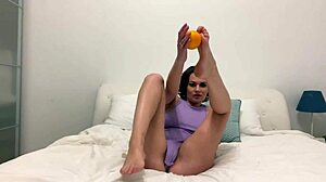 Fetish plezier met een hete vrouw die speelt met haar lange benen en tenen