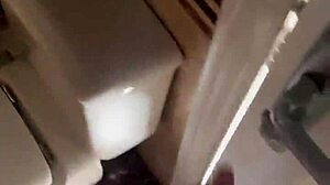 Domáce video nadržaného páru, ktorý má sex na lodi