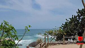 La bruna brasiliana Holly Bombom si fa birichina su una spiaggia nuda