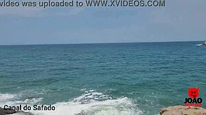 Бразильская брюнетка Холли Бомбом шалится на нудистском пляже