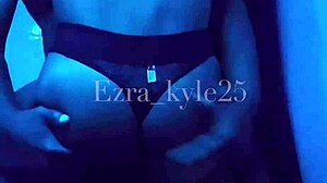 Kulturista Ezra Kyle dostává anál od sissy femboy v koupelně