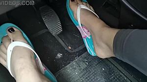 Amateur stelletje pedalen in een auto terwijl ze blote voeten teenslippers en zelfgemaakte hakken dragen