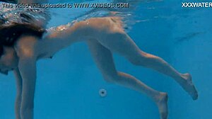 Марфа, русская красотка, демонстрирует свою узкую попку и киску в бассейне