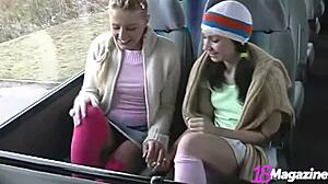 Două fete slabe se răsfăț în distracție cu linsul chiloților