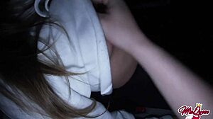 Domowy film pary studenckiej uprawiającej seks w tylnej części samochodu