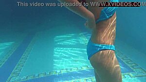 Мия Ферарис в синьо бельо и пушещо горещо тяло в горещо видео