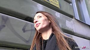 Deutsche Pfadfinderin und ukrainische MILF Julia engagieren sich in Straßencasting und hartem Sex
