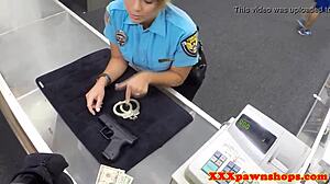Скрита камера заснема латино полицайка, която се чука на кучешки стил