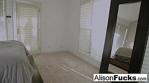 Piersiata gwiazda porno Alison Tyler oddaje się solowym zabawom