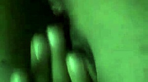 Latinská přítelkyně dráždí svou oholenou kundičku a velká prsa