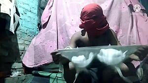 Coppia indiana amatoriale si concede una scopata appassionata nella figa