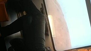 Skjult kamera fanger israelske MILFs fodfristelse i toget