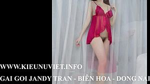 Si cantik Vietnam, Jandy Tran, menjadi nakal di kamera