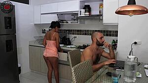 Egy latin pár élvezi az asztali szexet és a sperma játékot