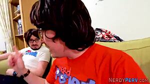 Vadia britânica recebe uma gozada facial de um nerd