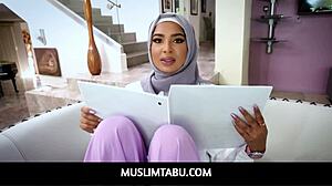 Babi Star, uma árabe muçulmana que usa hijab, ensina seu amigo Donnie Rock sobre as tradições americanas