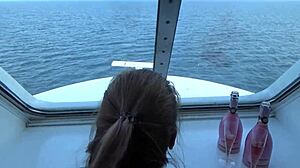 Joven sueca tiene orgasmos intensos por detrás en un barco