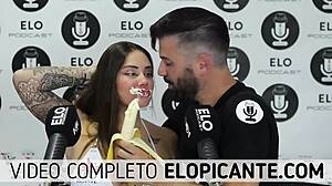 Sara, una bomba bionda, si concede una sensuale festa di banane e panna al gomito in questo piccante video a tema alimentare
