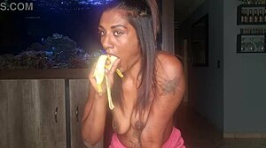 Uma mulher indiana peituda se satisfaz acariciando seus seios e fazendo sexo oral em uma banana em um vídeo solo