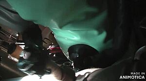 Grå gummisjuksköterskan Agnes ger en sensuell avsugning och prostatamassage innan hon ägnar sig åt pegging och anal fisting