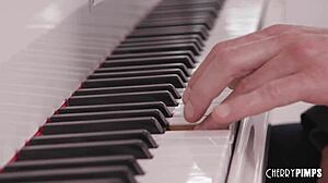 Andi Roses geeft een verleidelijke pianoles met Alex Legend