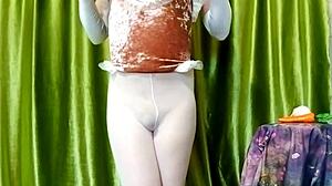 Bunnyboy 18 se fait plaisir avec un jouet en maïs et une carotte en maillot de bain
