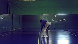 Amateurfrauen entblößen ihre Vorzüge beim Badmintonspiel in einem Gemeindezentrum