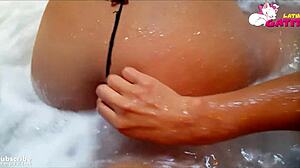 Unga styvsyskon hänger sig åt intimt bad