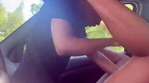 Genç çift yoğun araba seksine giriyor