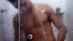 Jeune amateur gay profite de sexe en plein air et de masturbation sous la douche