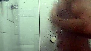 Tânărul amator gay se bucură de sex în aer liber și de masturbare sub duș