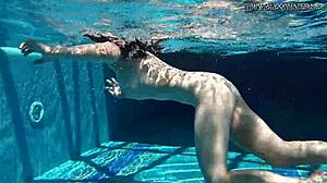 Sheril Blossoms si užívá smyslnou koupel u bazénu, která vede k intenzivnímu vzrušení