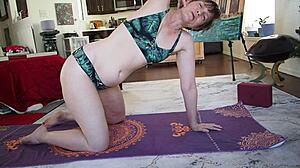 MILF Aurora Willows v bikinách ukazuje své jógové dovednosti a velké kundičkové rty