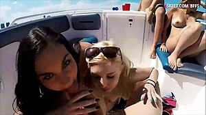 Giovani donne fanno sesso su un motoscafo in pubblico