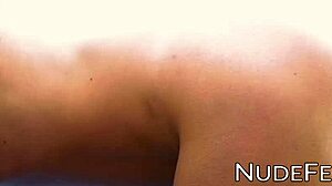 Smuk babe med naturlige bryster driller i erotisk video ved poolen