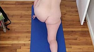 Vees nøgen yoga session med fantastiske store bryster og rund numse
