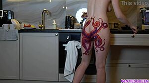 Milfka s tetovaním chobotnice na zadku varí a dráždi