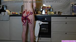 МИЛФ са тетоважом хоботнице на задњици кува и задиркује