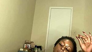 Ebony MILF masturboi dildolla ja polttaa