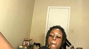 Ebony MILF masturbiert mit Dildo und raucht