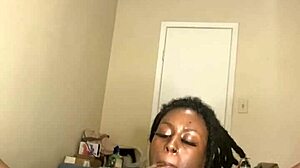 MILF negra se masturba com um dildo e fuma