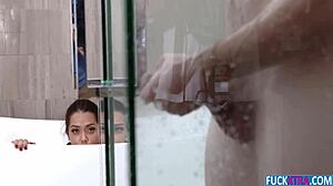 Ung Latina bliver ren og sexet i brusebadet