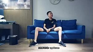 Ο κύριος Huangs σε καυτό camshow με μια μεγαλόστηθη έφηβη με φετίχ στολή από την Κίνα