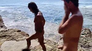 Пар аматер ужива у сексу на отвореном на плажи пред камером
